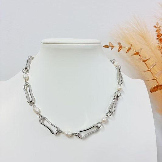 Collana “Catena di Perle Moderne” – Equilibrio Perfetto tra Forza e Delicatezza