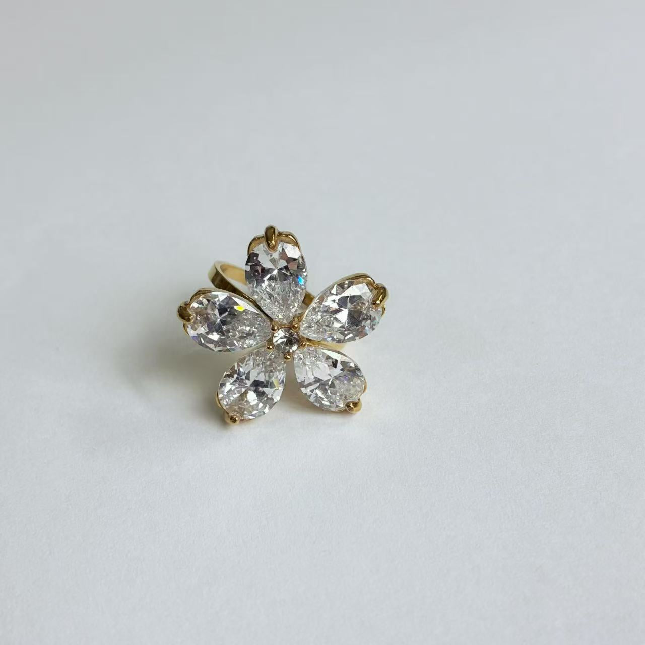 Anello Fiore con Zirconi a Goccia – Acciaio Inossidabile