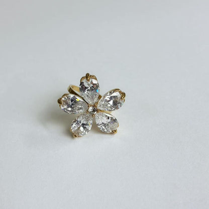 Anello Fiore con Zirconi a Goccia – Acciaio Inossidabile