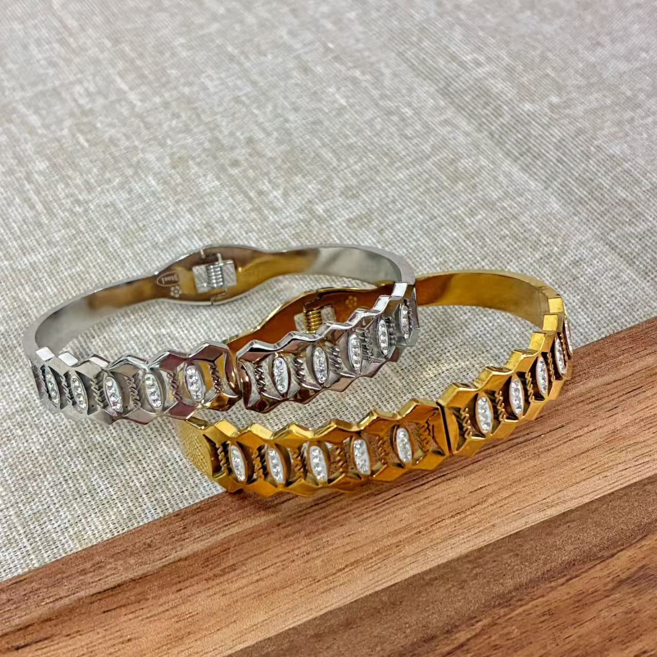 Bracciale rigido con strass con la chiusura a molla