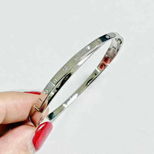 Bracciale con Incisioni Romane – Eleganza Quotidiana in Acciaio Inossidabile