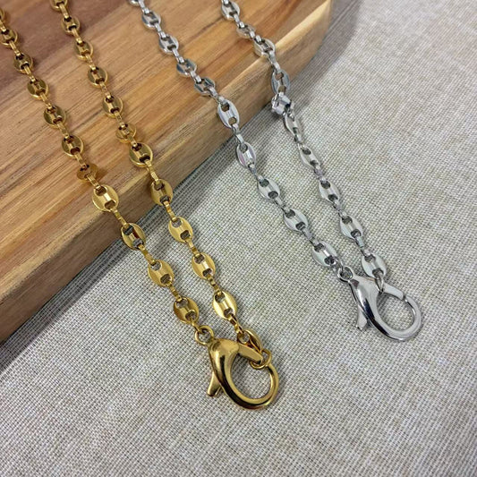 Collana rigida con motivo geometrico