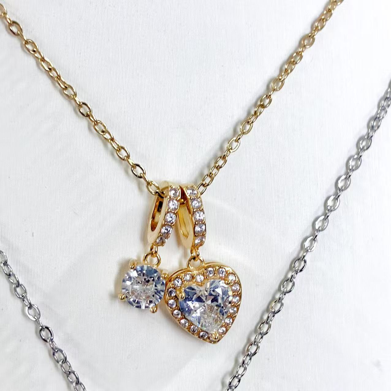 Collana “Cuori Gemelli” – Romantica Brillantezza con Doppio Pendente