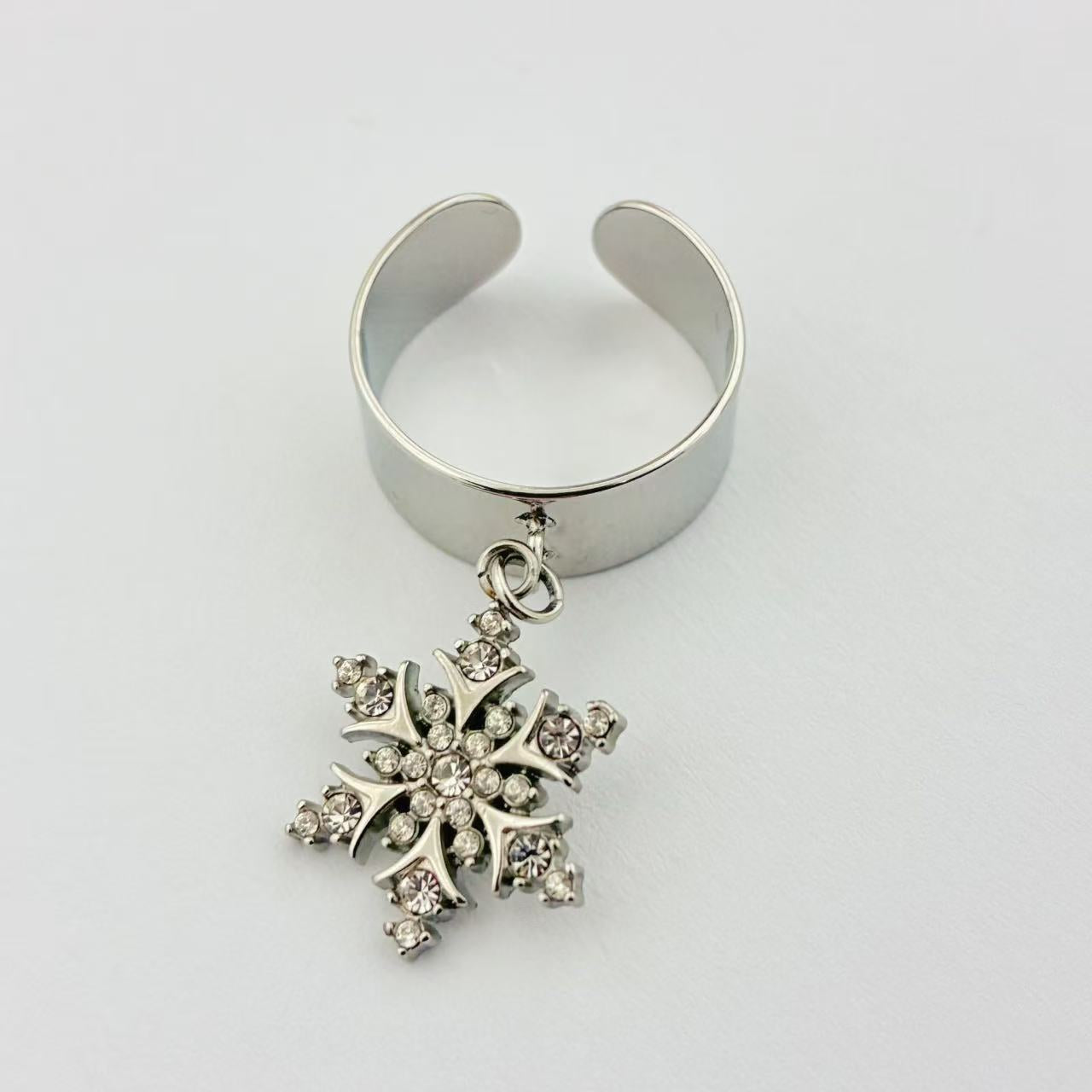 Anello Aperto con Ciondolo Fiocco di Neve – Eleganza Luminosa d’Inverno