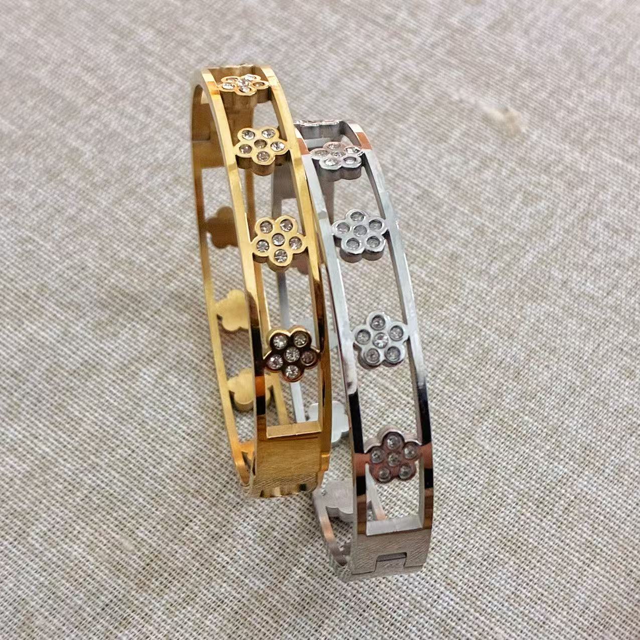 Bracciale rigido con 5 petali strass con la chiusura laterale