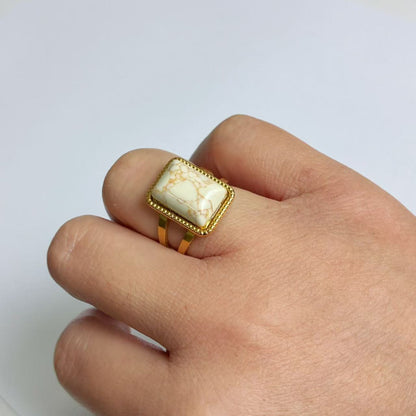 Anello con Pietra Rettangolare Effetto Marmo – Acciaio Inossidabile Oro