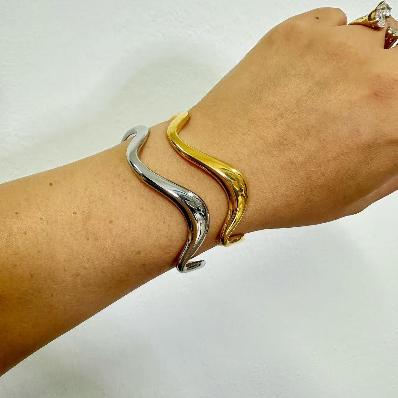 (B158)Bracciale semirigido ondulato in acciaio inox