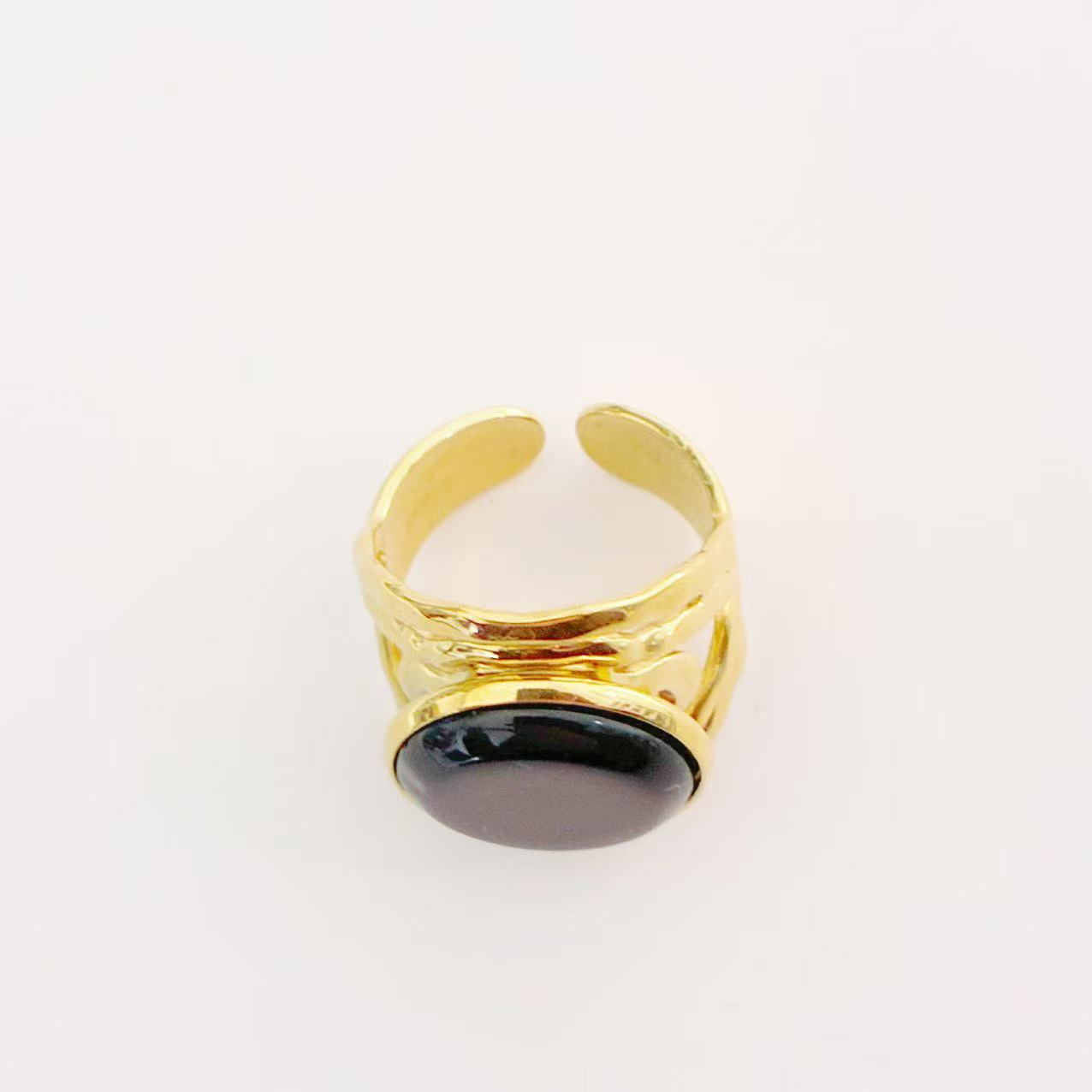 Anello Cabochon Intrecciato – Linee Scultoree