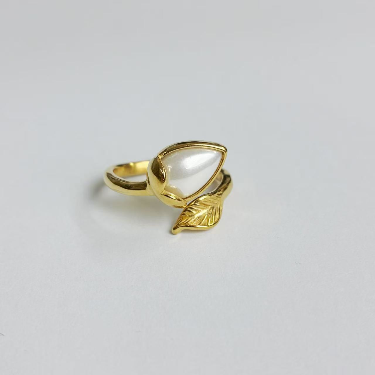 Anello Foglia con Goccia Perlata – Acciaio Inossidabile