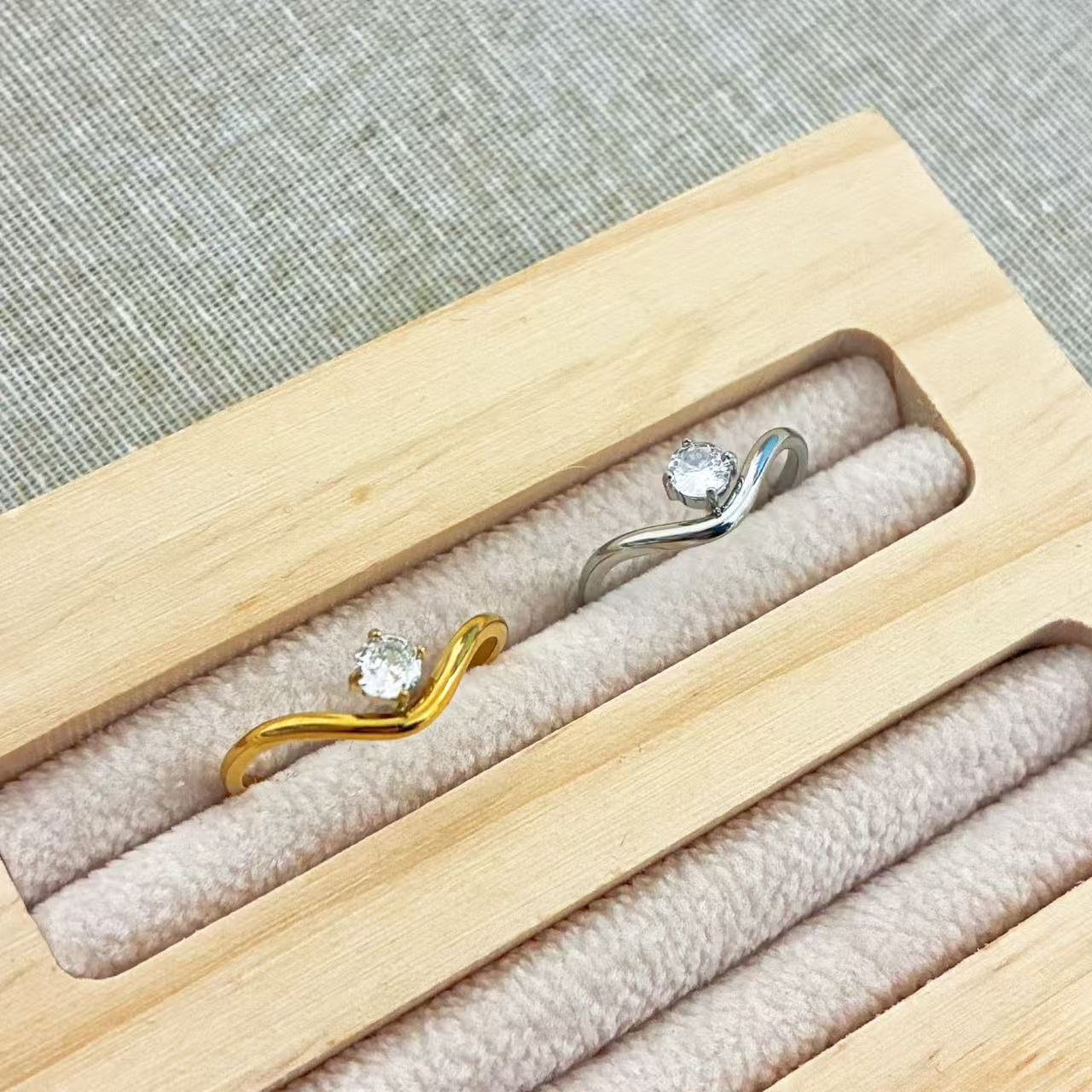 Anello Solitario Curvo – Design Minimal Ondulato