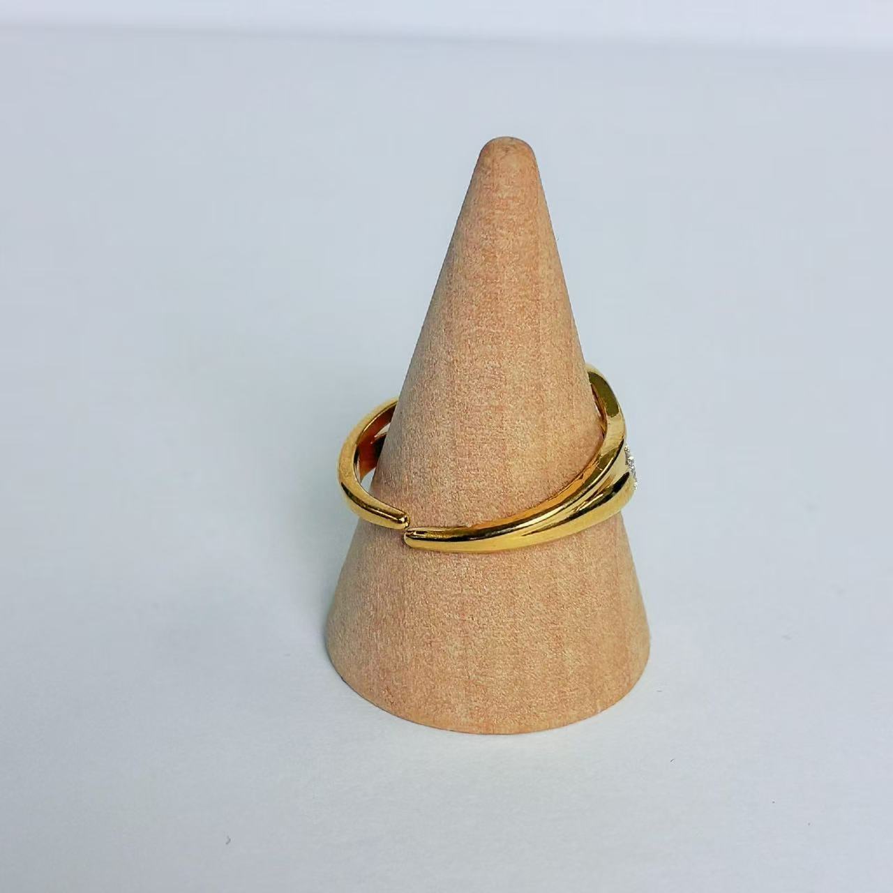 Anello “Onde” – Eleganza Fluida e Brillantezza Raffinata