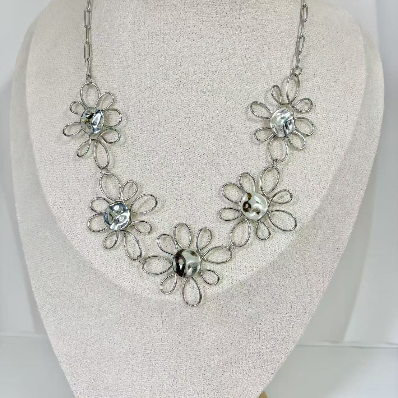 (C200)Collana fiori tutto in acciaio inox