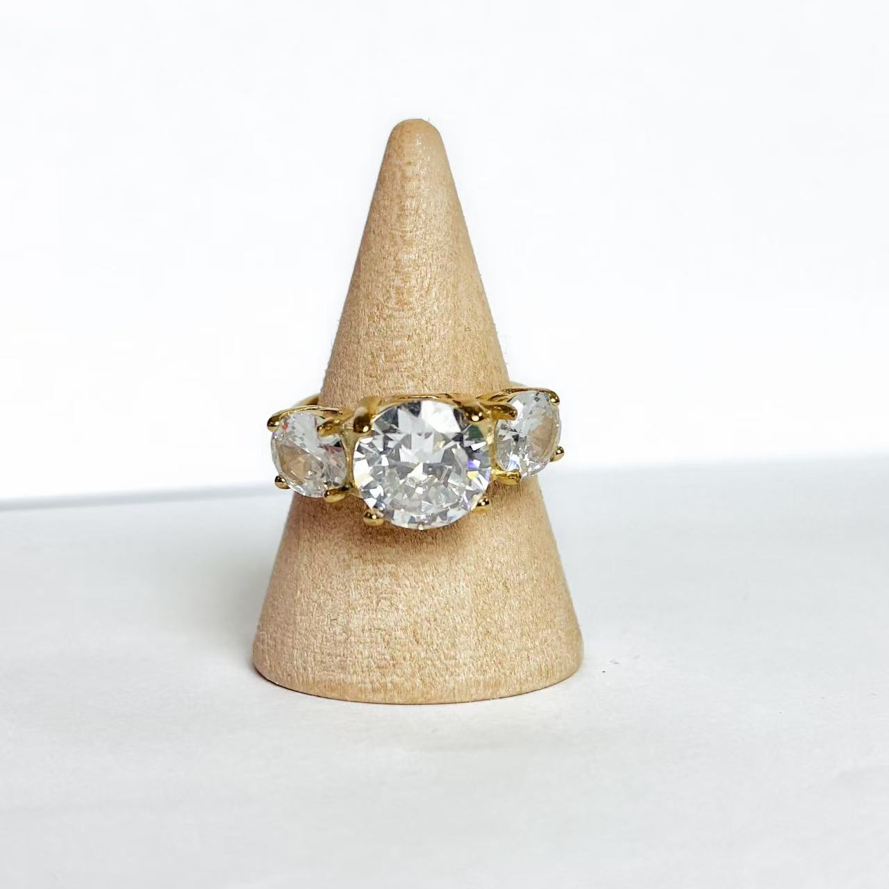 Anello “Trio di Luce” – Eleganza Classica con Brillantezza Moderna