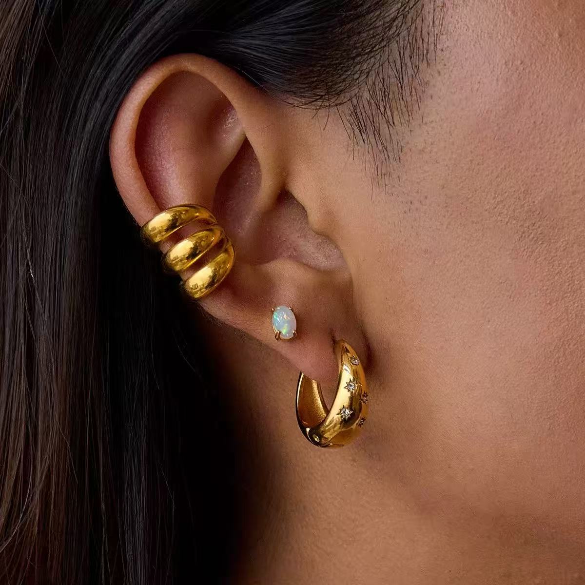 Orecchini a Cerchi con Stelle Incise – Eleganza Sofisticata e Luminosità Delicata