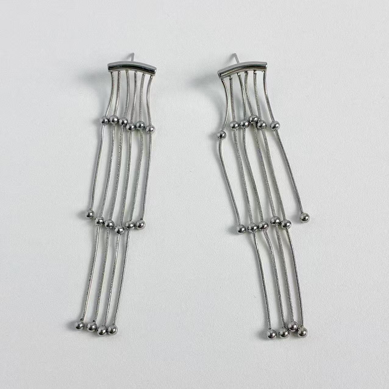 Orecchini Pendenti con Fili Sottili e Sfere