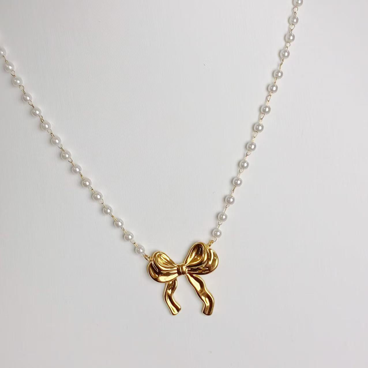 Collana “Fiocco di Perle” – Delicatezza Romantica in Versione Moderna