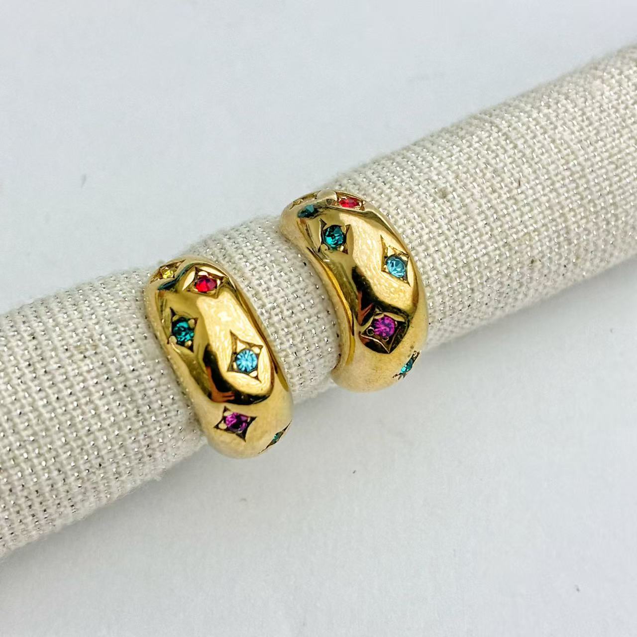 Orecchini “Colori Incisi” – Cerchi Dorati con Gemme Multitonali dal Fascino Artistico