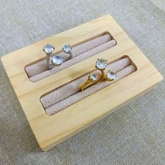 Anello con zirconi tripli