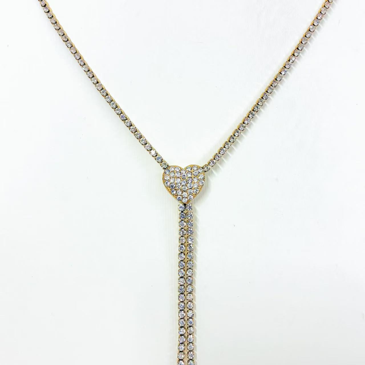 Collana “Cuore di Luce” – Brillantezza Romantica a Effetto Y