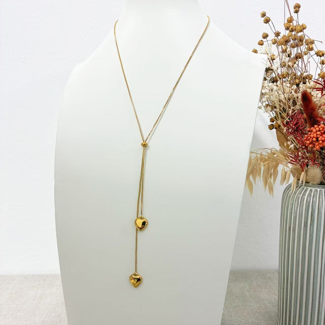 Collana Lunga con Doppio Cuore – Eleganza Minimal Chic