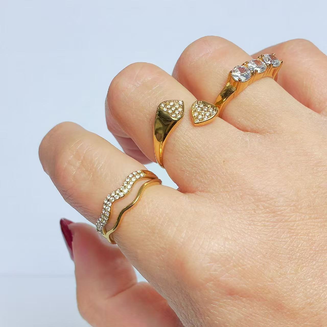 Anello “Onde” – Eleganza Fluida e Brillantezza Raffinata