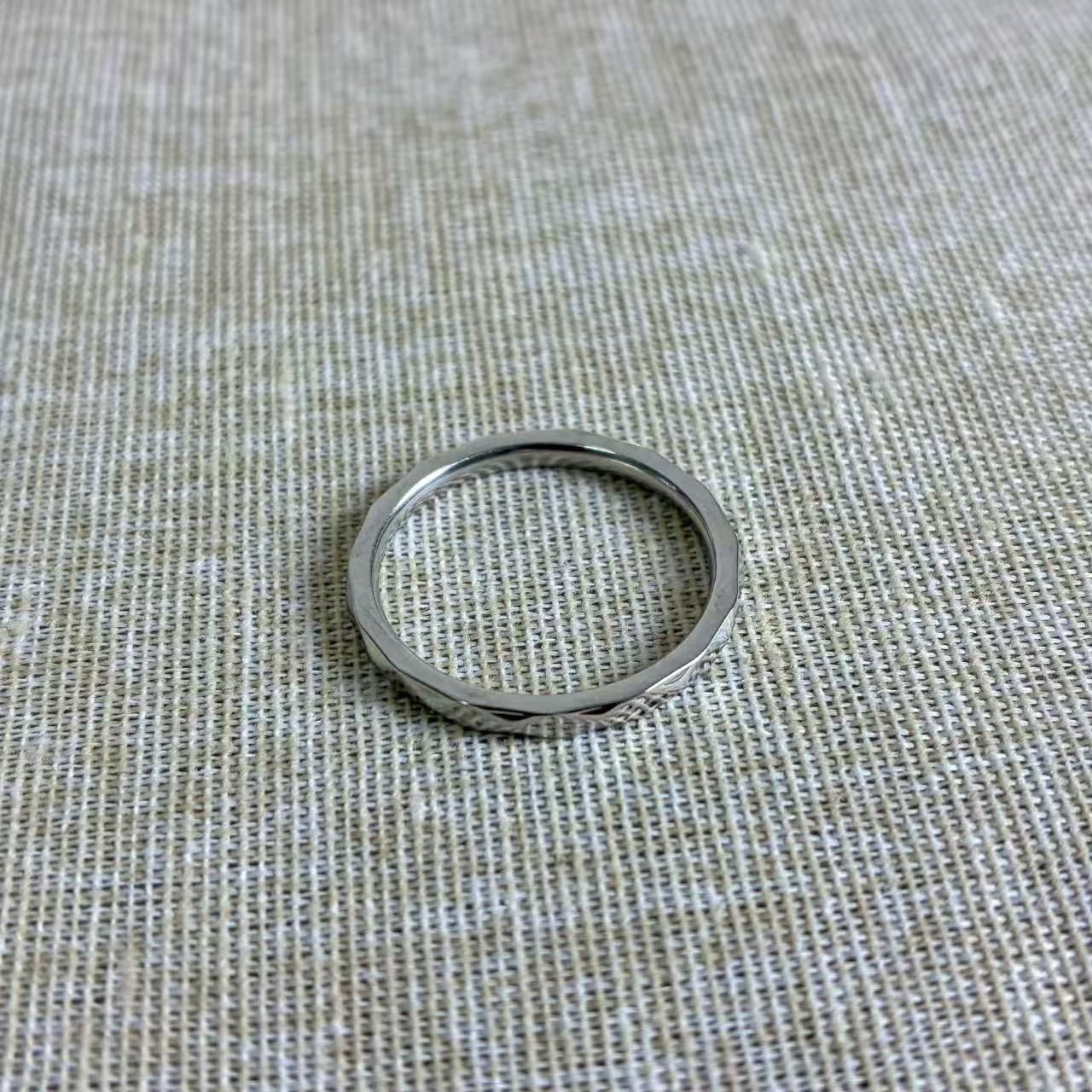 Anello “Luce Pura” – La semplicità che riflette eleganza