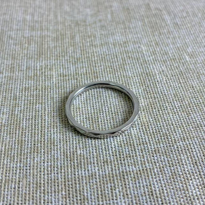 Anello “Luce Pura” – La semplicità che riflette eleganza