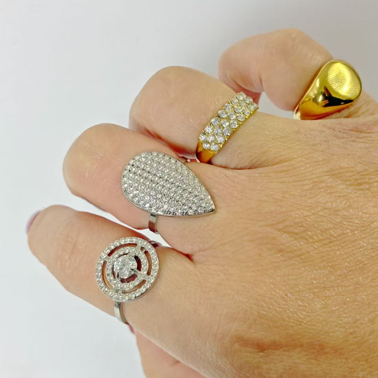 Anello “Goccia di Brillanti” – Eleganza Scultorea e Luce Infinita