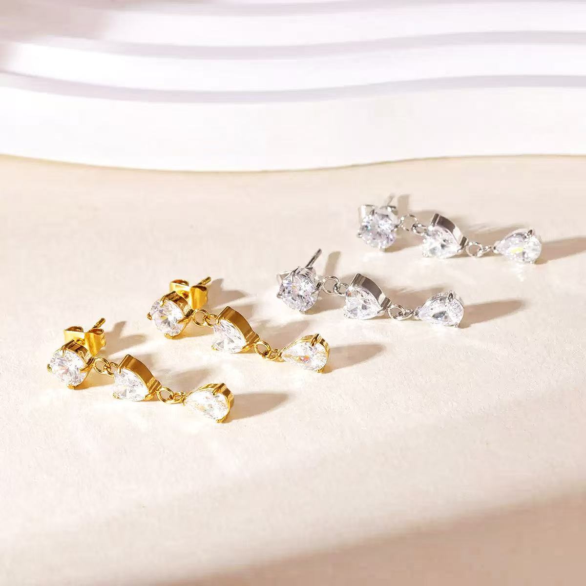 Orecchini "Trilogia di Cristallo" – Pendenti Luminosi in Acciaio