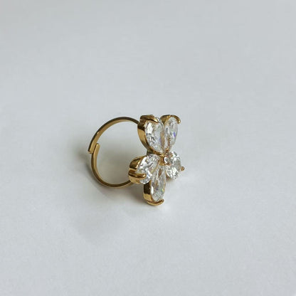 Anello Fiore con Zirconi a Goccia – Acciaio Inossidabile