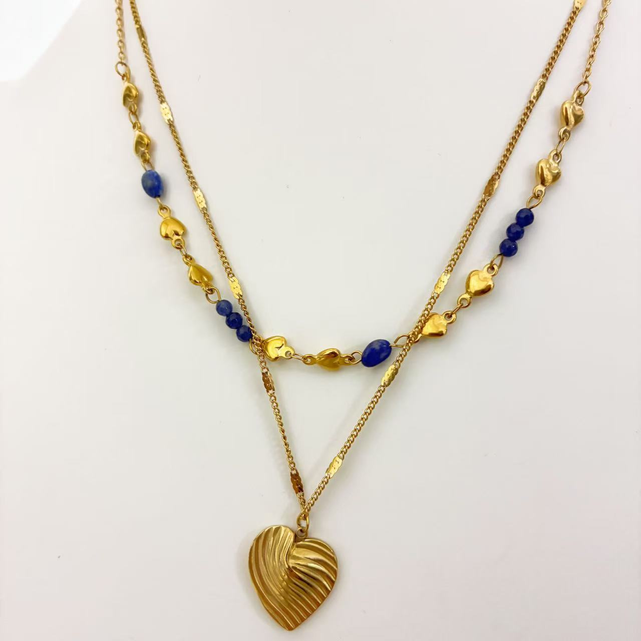 Collana Doppiostrato con Cuori & Dettagli Neri – Eleganza Dorata Moderna