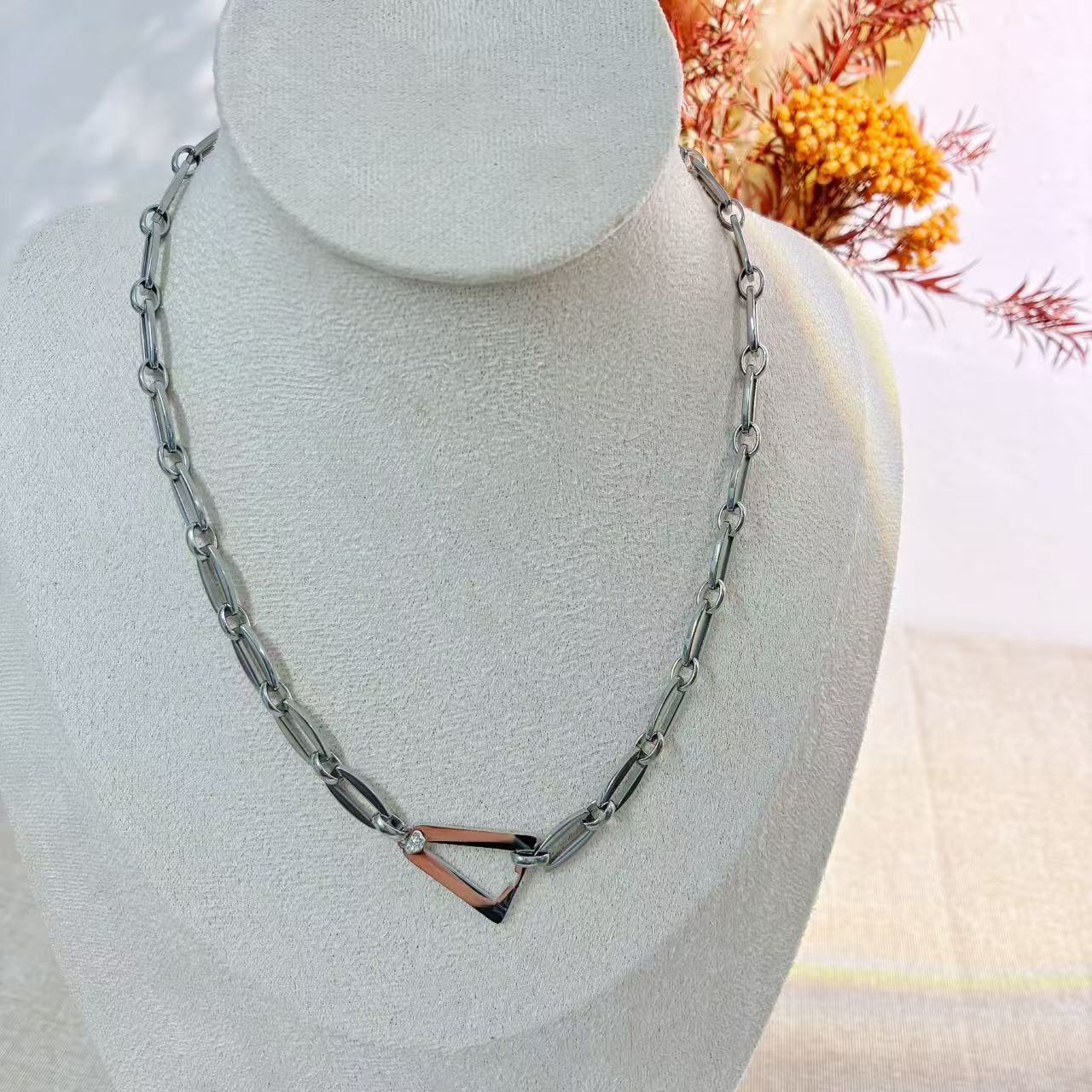 Collana “Geometrica” – Acciaio Inossidabile con Dettaglio Triangolare