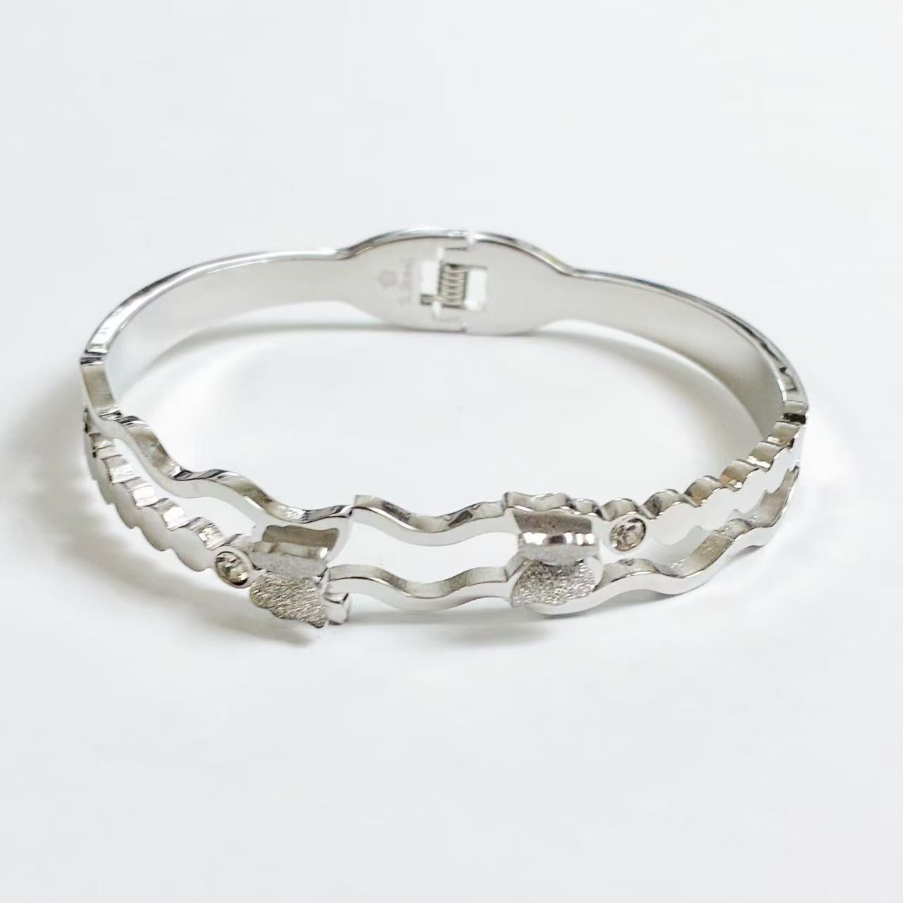 Bracciale Rigido Ondulato con Cuori – Eleganza Moderna in Acciaio