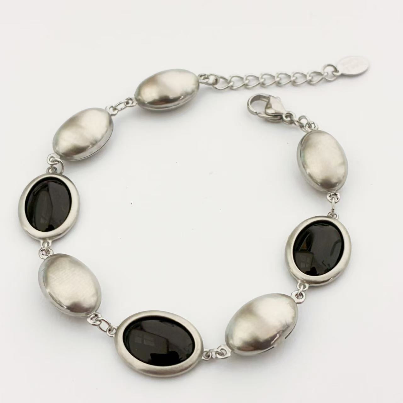 Bracciale con Maglie Dorate & Elementi Colorati – Stile Chic e Vivace