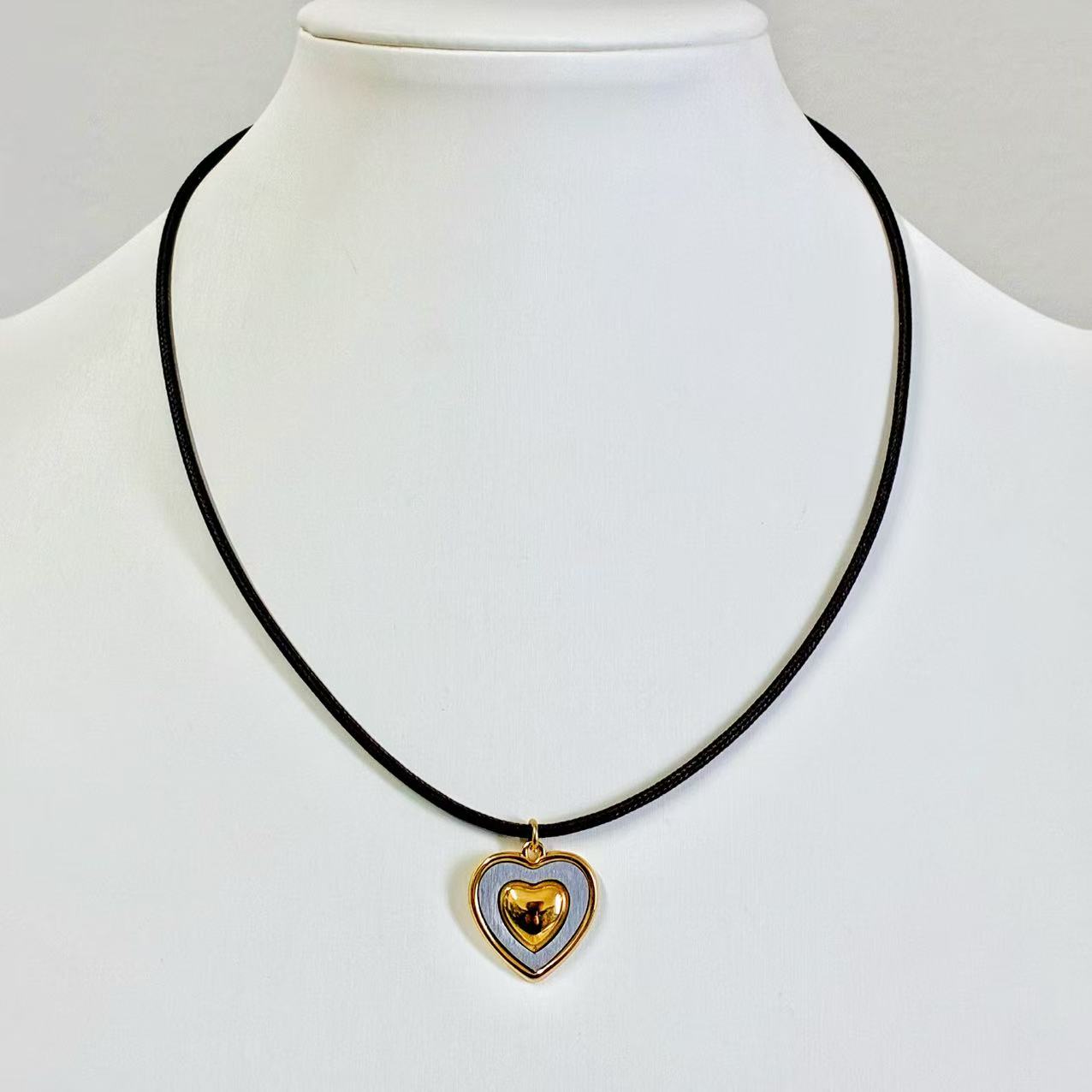 Collana Magnetica con Cuore Bicolore – Connessione, Stile e Armonia