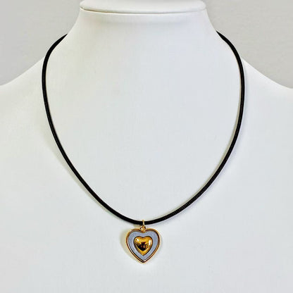 Collana Magnetica con Cuore Bicolore – Connessione, Stile e Armonia