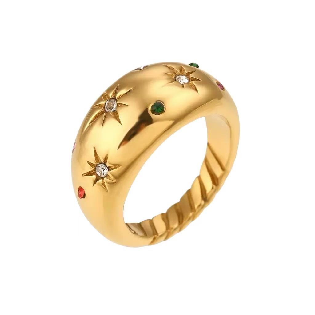 Anello bombato con stelle e cristalli