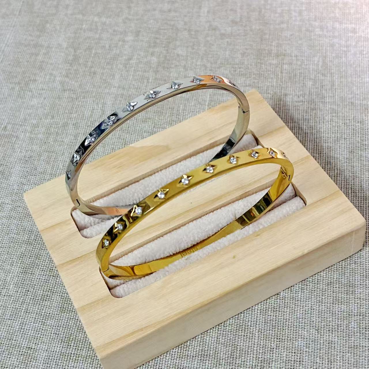 Bracciale rigido sparking cBracciale Stella Eleganceon la chiusura laterale