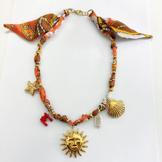 Collana con Nastro Fantasia & Ciondoli Marini – Stile Boho Mediterraneo