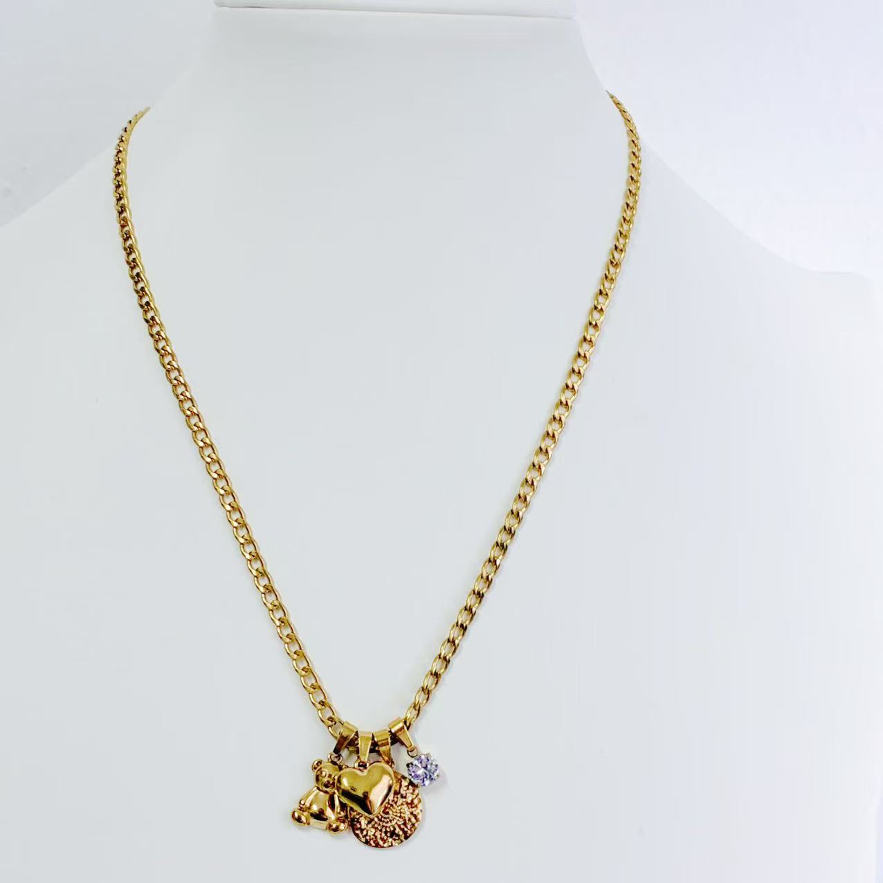 Collana “Charms Luminosi” – Dettagli Romantici e Stile Moderno