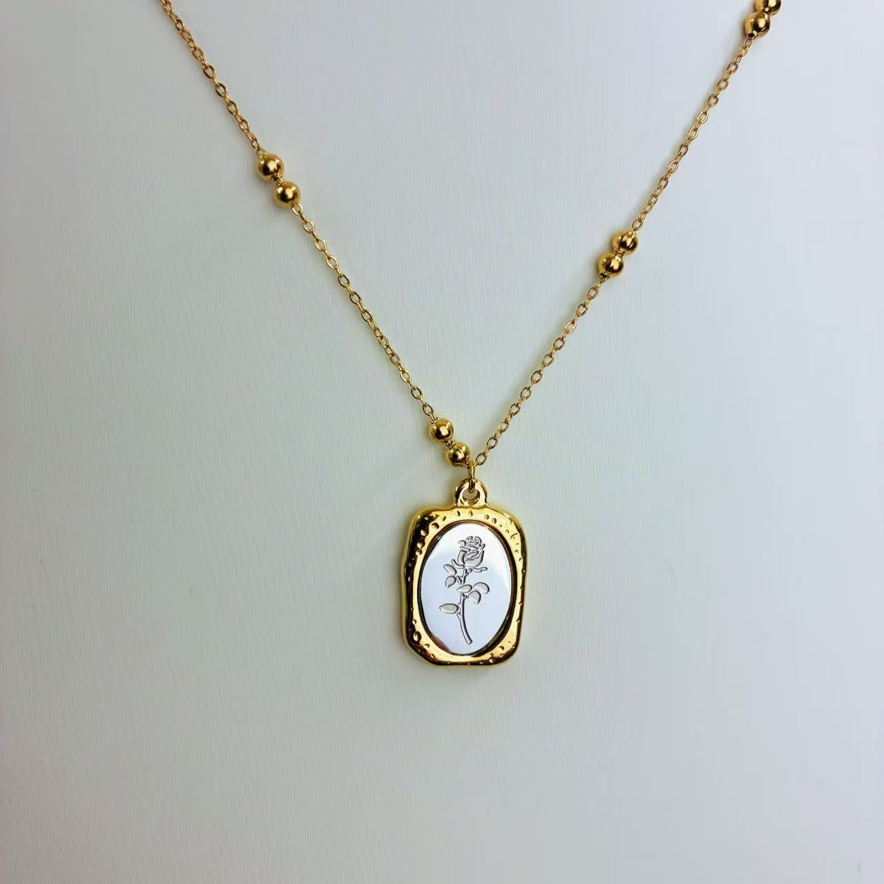 Collana “Rosa Incisa” – Eleganza Romantica in Stile Classico Contemporaneo