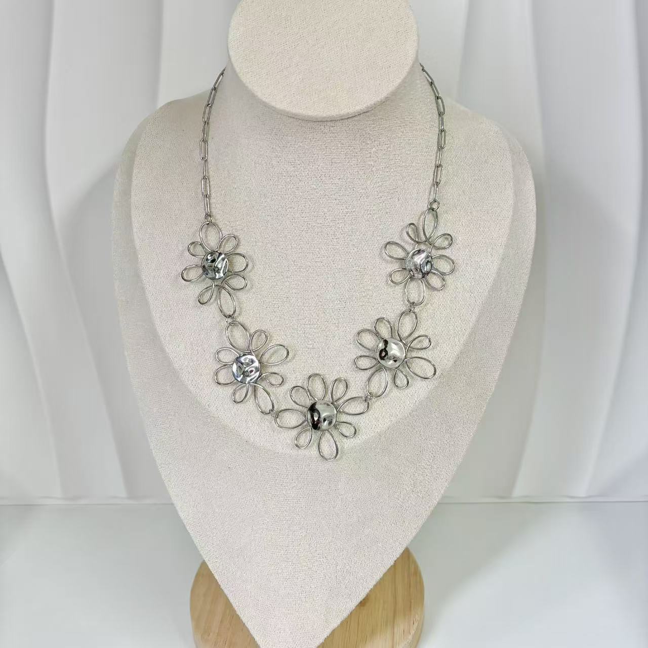 (C200)Collana fiori tutto in acciaio inox