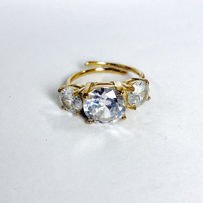Anello “Trio di Luce” – Eleganza Classica con Brillantezza Moderna