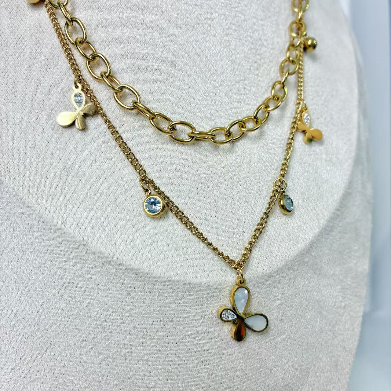 (C242)Collana doppio filo con farfalla in acciaio inox