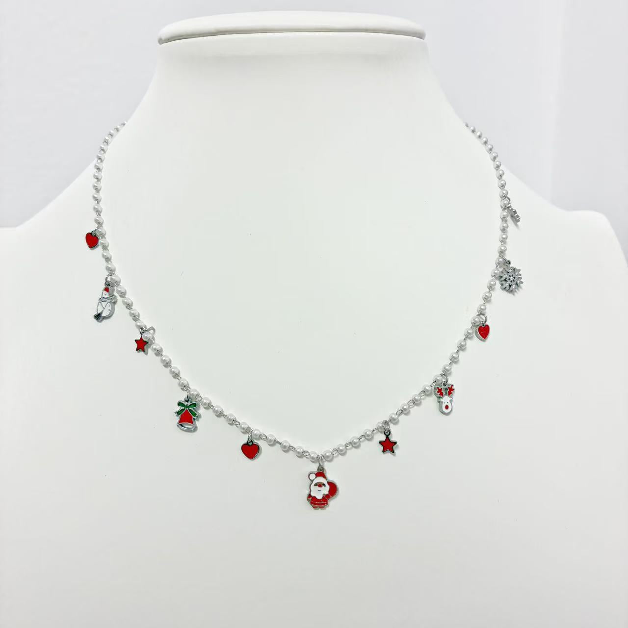 Collana Charm Natalizia – Perle Lucide & Mini Ciondoli Festivi