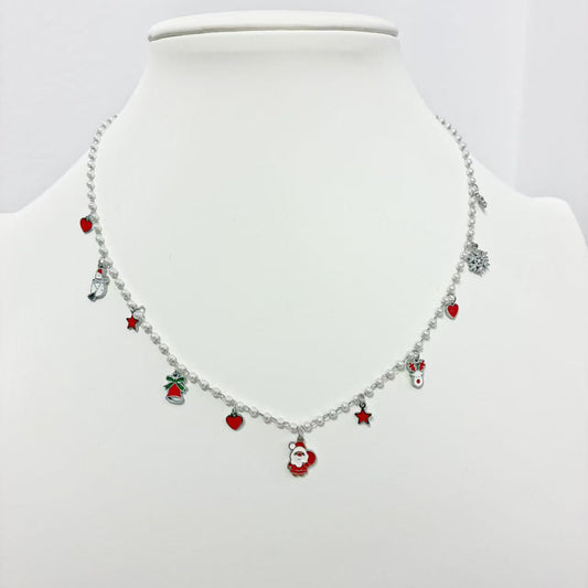 Collana Charm Natalizia – Perle Lucide & Mini Ciondoli Festivi