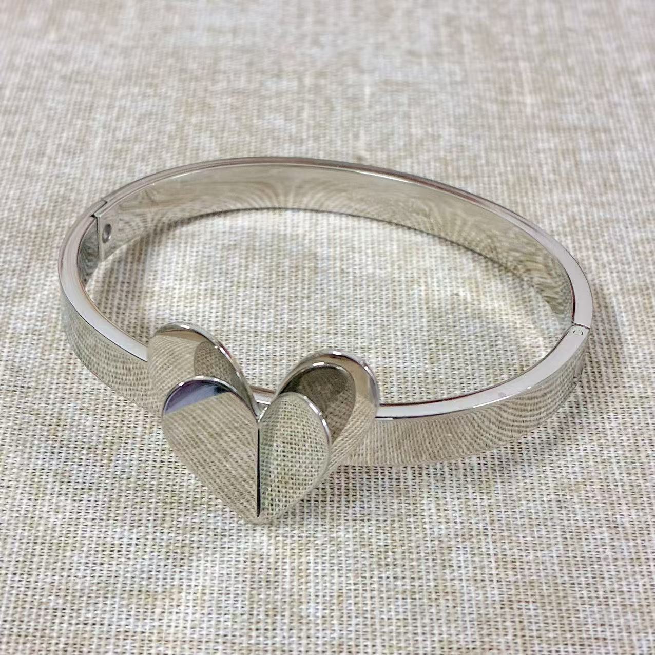 Bracciale rigido con cuore con la chiusura laterale