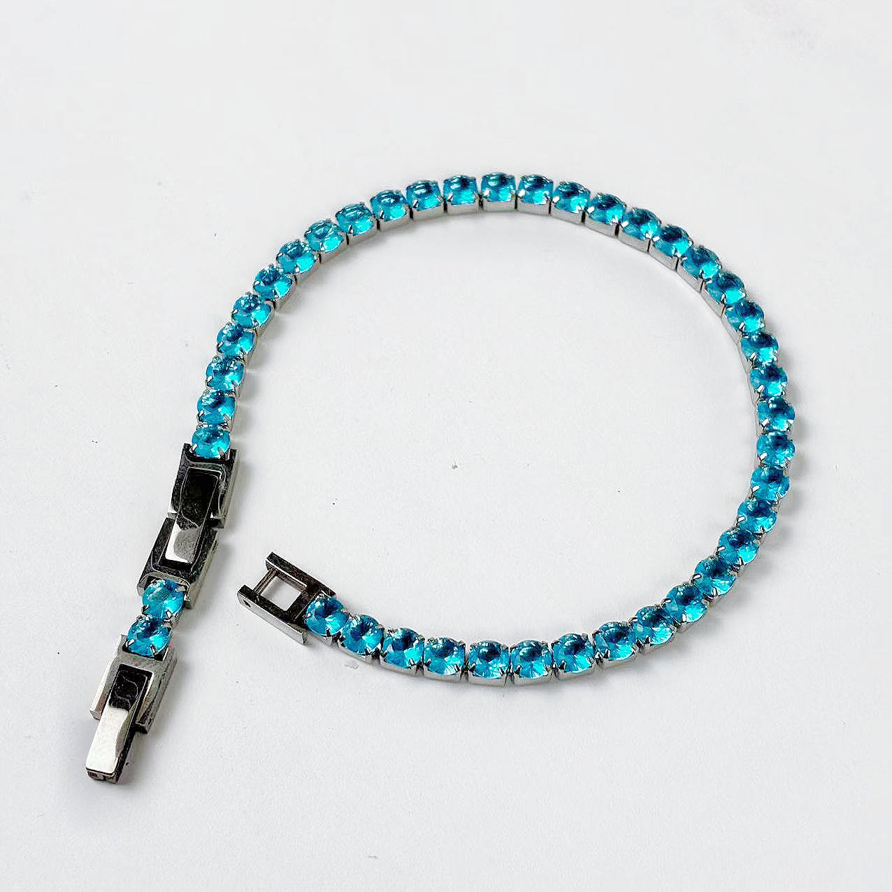 Bracciale “Filo di Energia” – Sequenza Brillante dal Segno Deciso