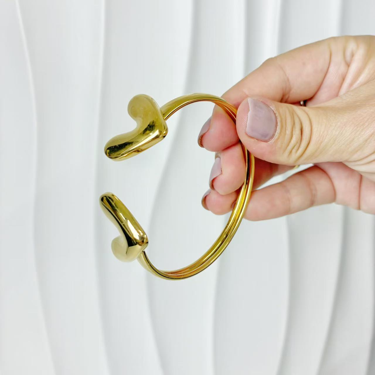 (B150)Bracciale donna semirigido cuori in acciaio inox