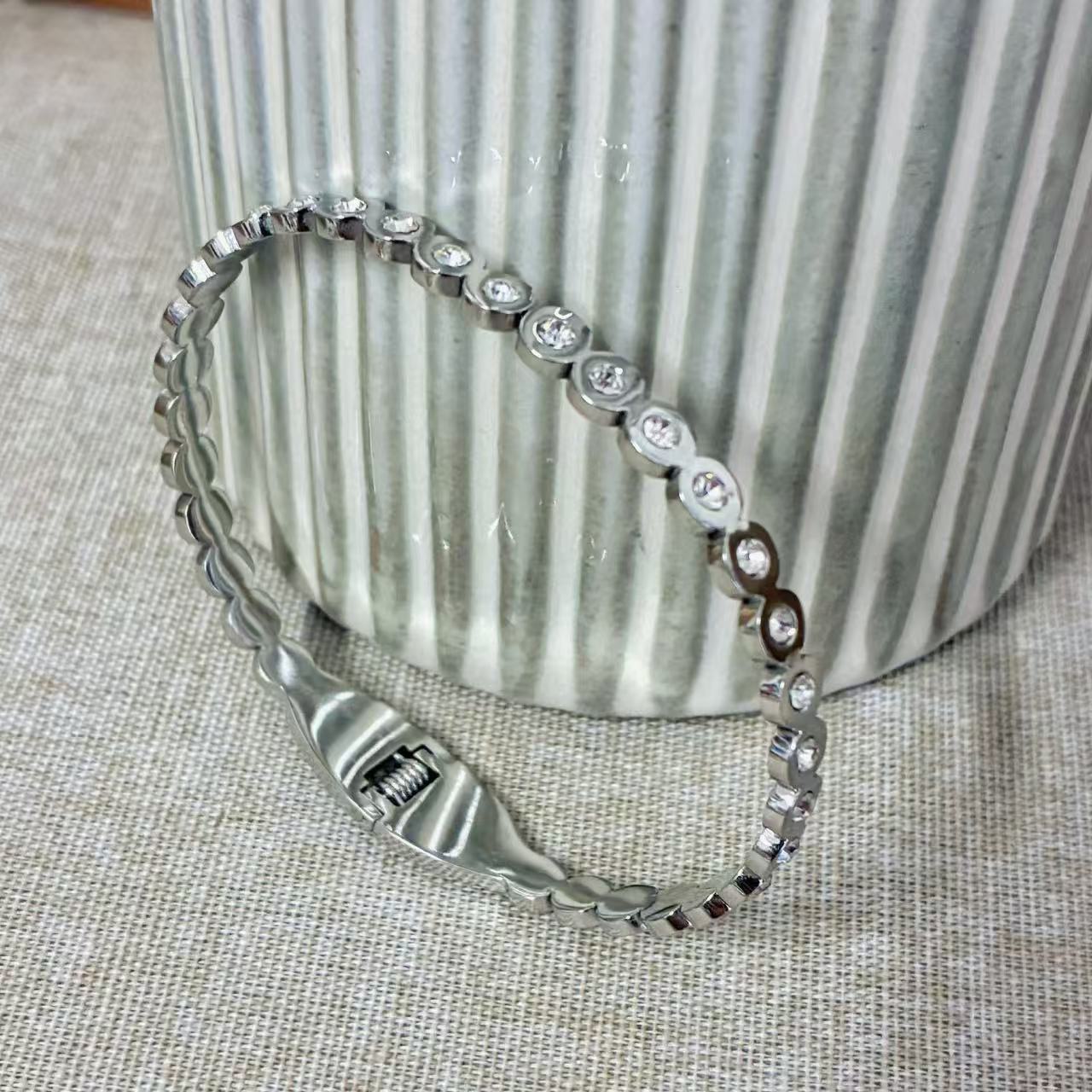 Bracciale rigido silver con strass con la chiusura a molla